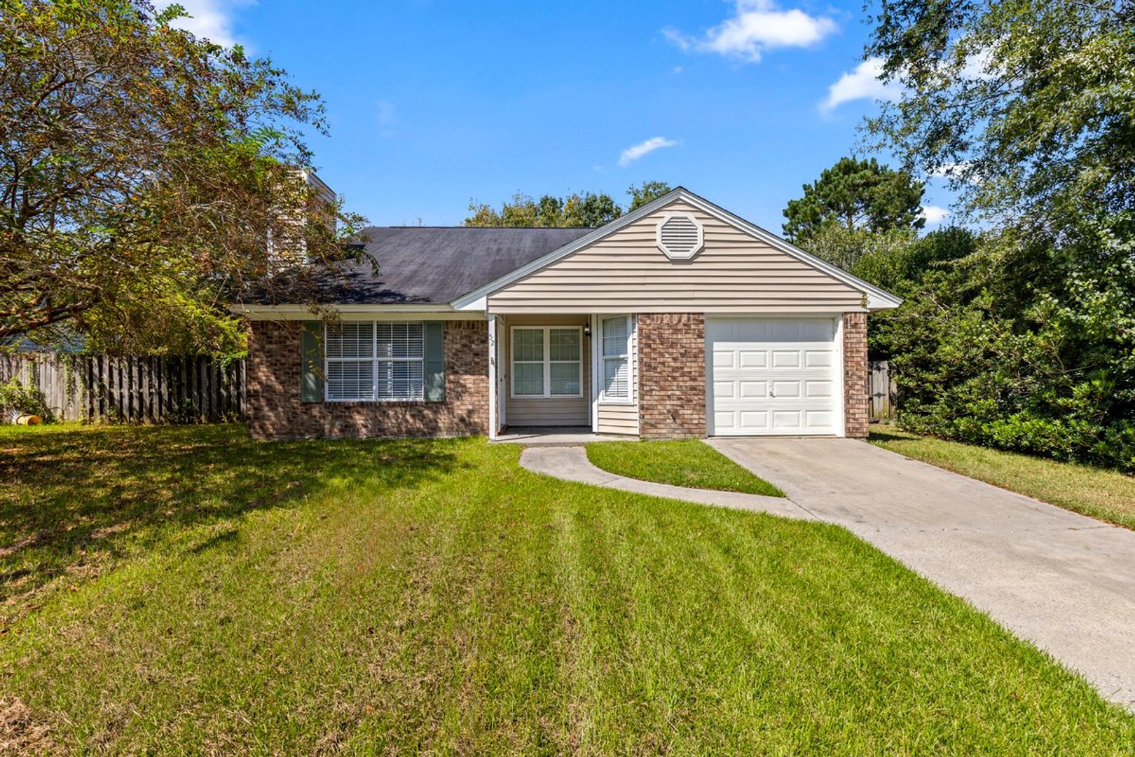 3 Bedroom, 2 Bath Home Within Walking Distance to School/Shopping – photo 2