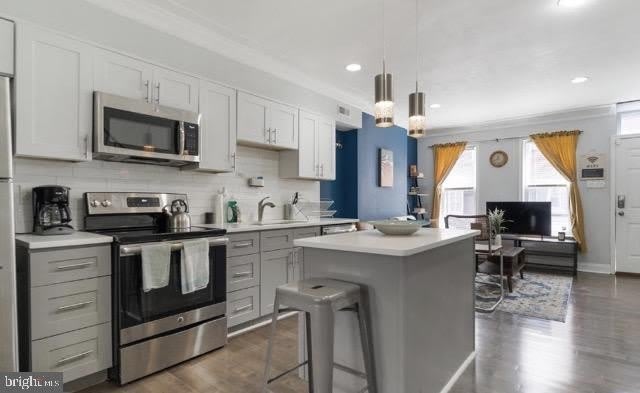 2033 SIGEL Street – photo 4