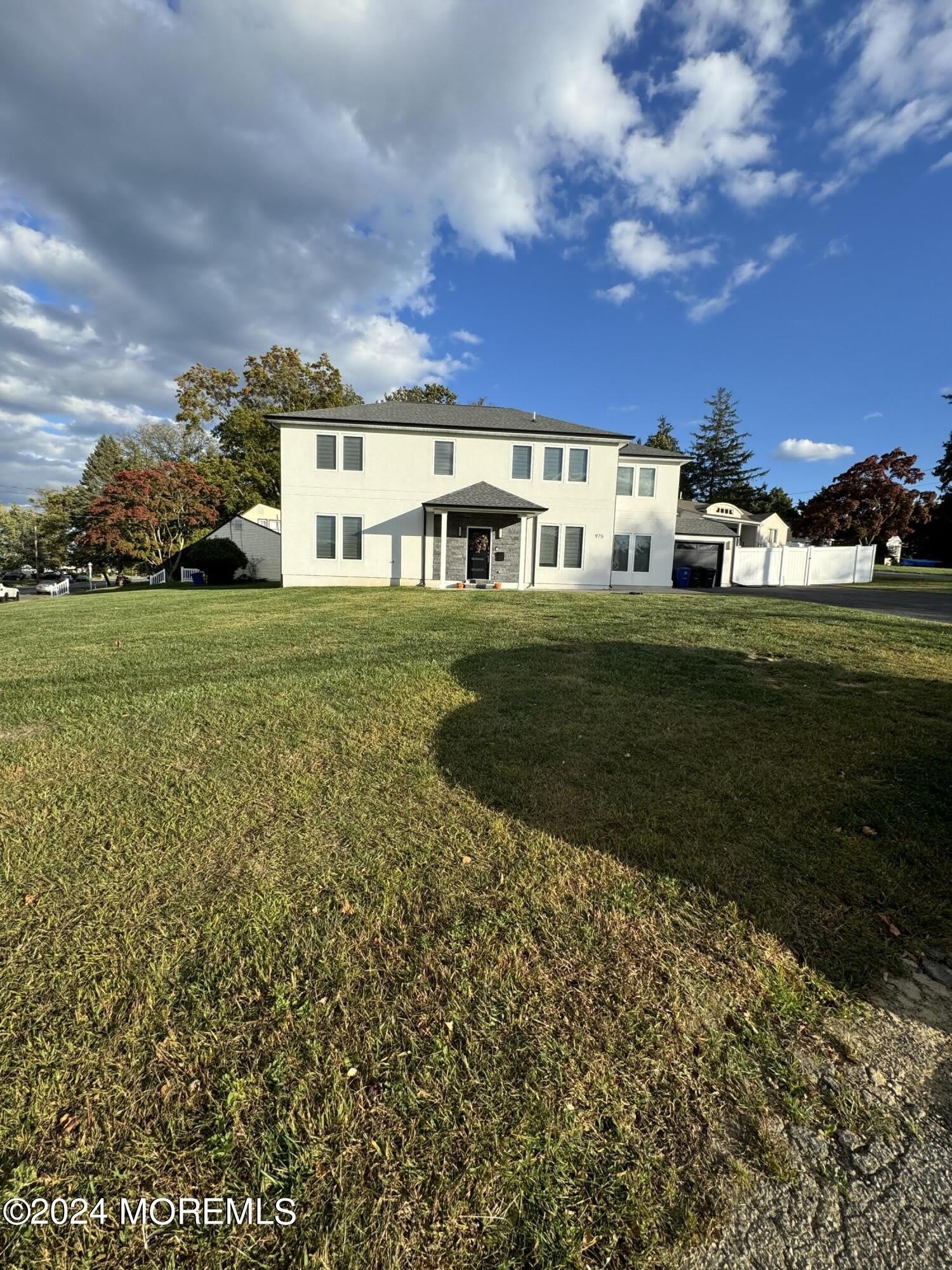 975 Van Court Avenue – photo 2