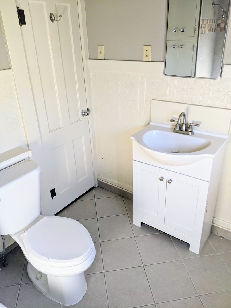 1 bedroom/ 1 bath in Triplex – photo 2