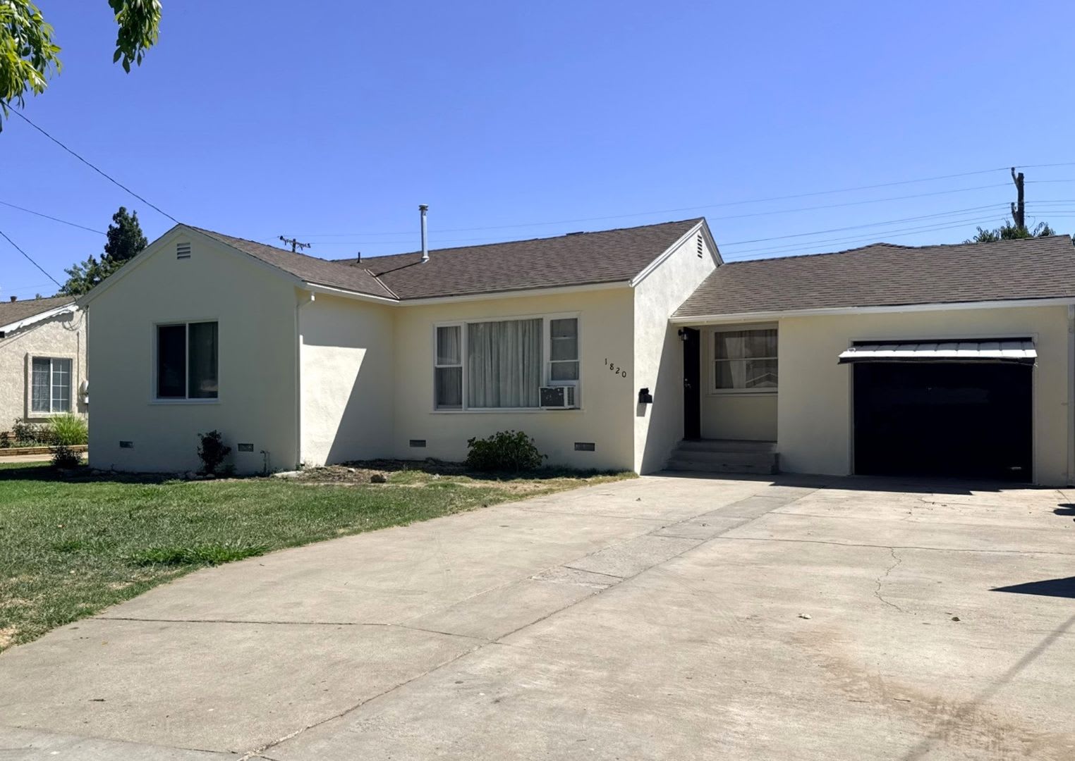 Conveniently located 2/1 is waiting to be called home! – photo 2