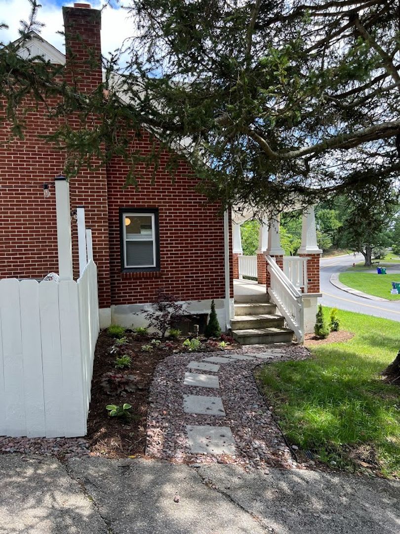 *RENOVATED KITCHEN AND BATHS!* 2 Bedroom, 2.5 Bath House – photo 2