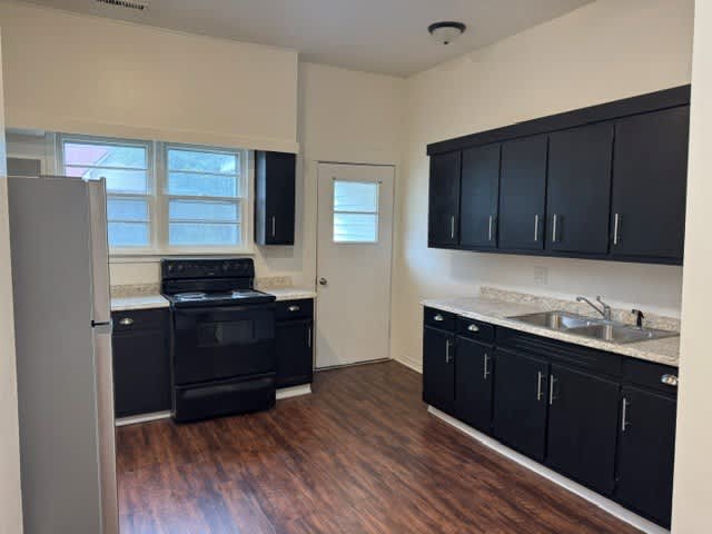 1010 Angel Street – photo 4