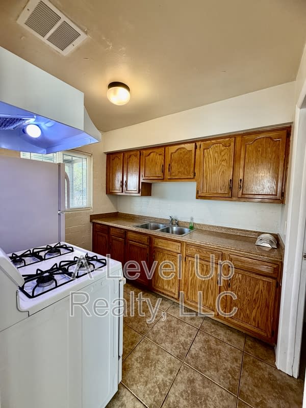 2304 East Monterey Vista – photo 3
