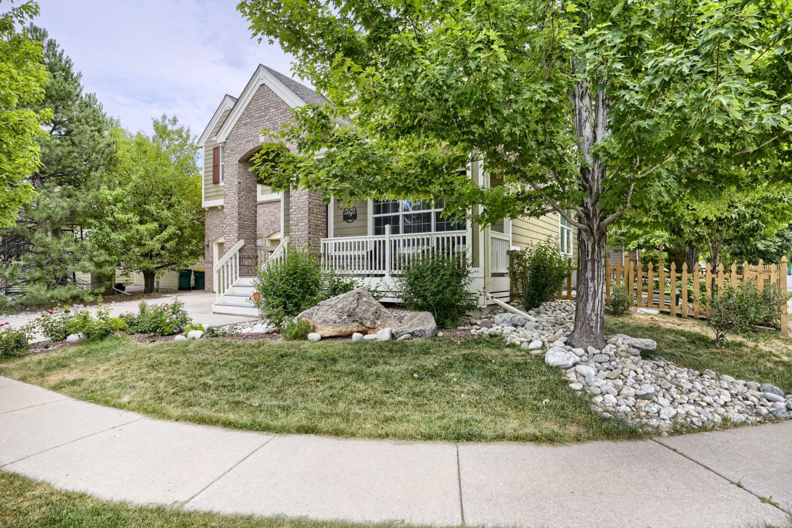 Stunning 4 bed, 4 bath on Corner Lot! Available Mid-August! – photo 3