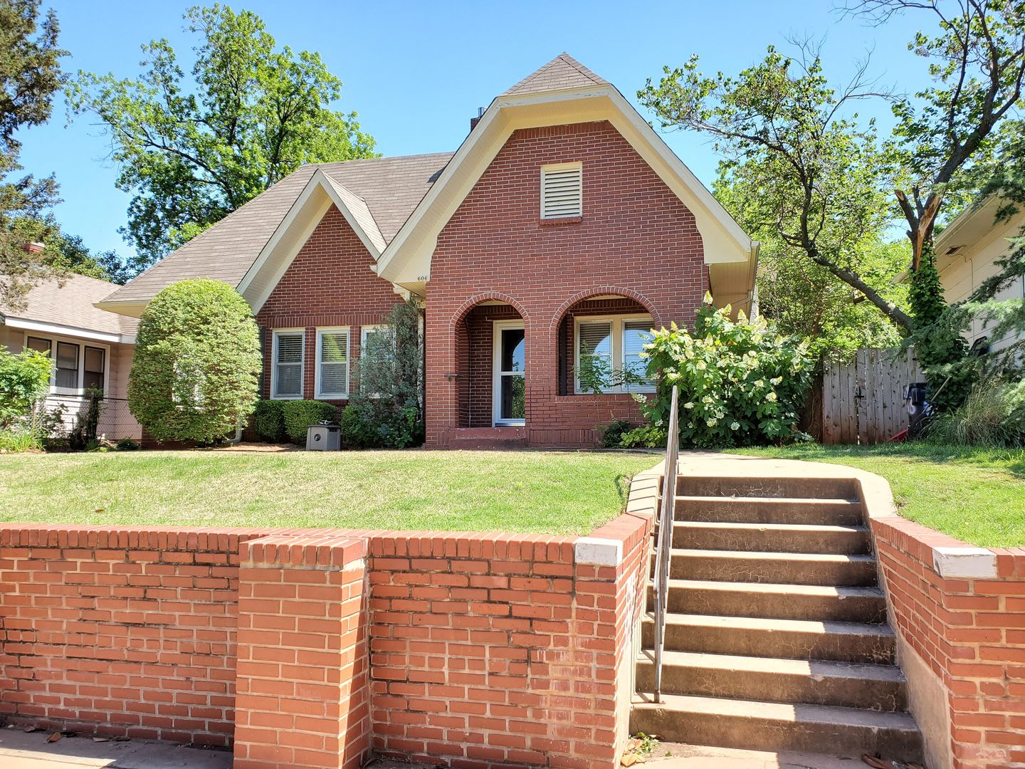Great 2-Story, 2 Bedroom & 2 Bathroom Available Now in Mesta Park! – photo 1