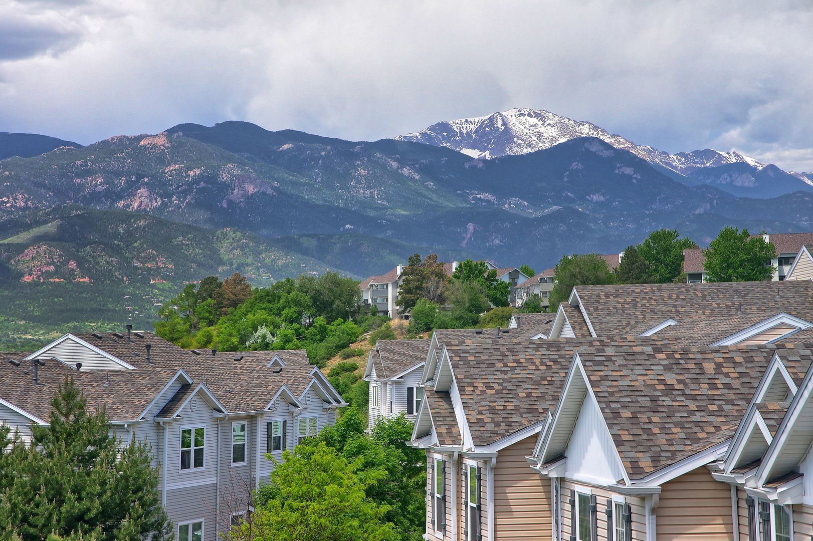 Beautiful 2 Bedroom Townhome with Mountain Views in The Bluffs at Springs Creek! – photo 1