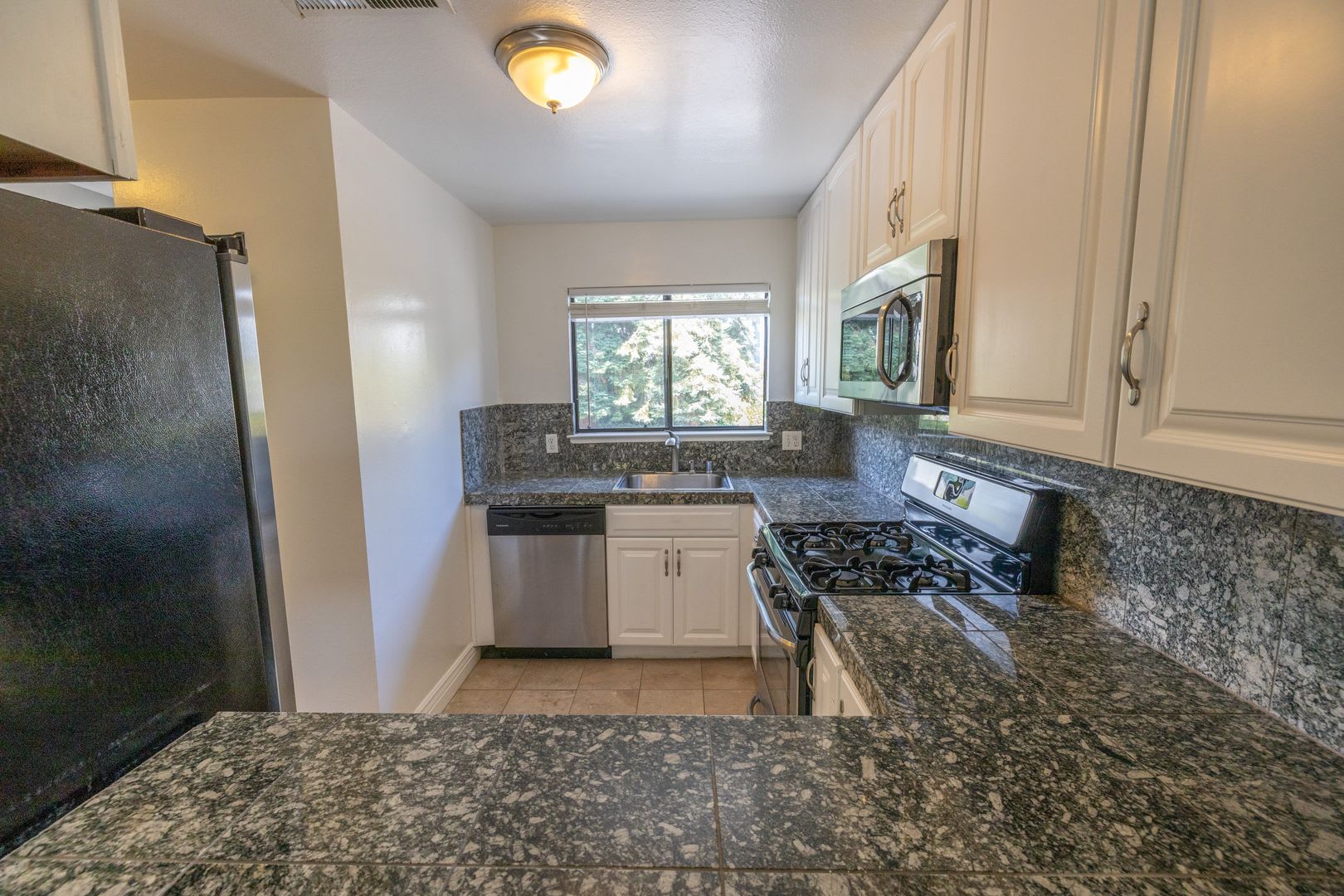 Beautiful End Unit Townhouse – photo 4