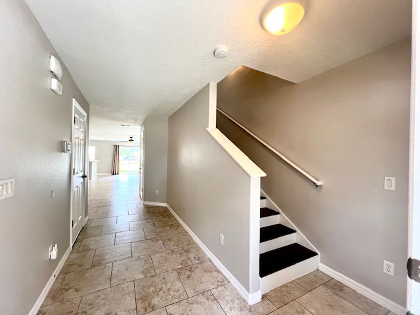 Amazing Oviedo Ucf Area Rental Wonderful 3 Bd 2 5 Bath Corner Unit Townhome 1 Car Attached Garage No Carpet Tile On 1St Floor Stairs 2Nd Floor Wood Laminate New Range Microwave Dishwasher Fresh Paint Move In 8 1 2026 – photo 4