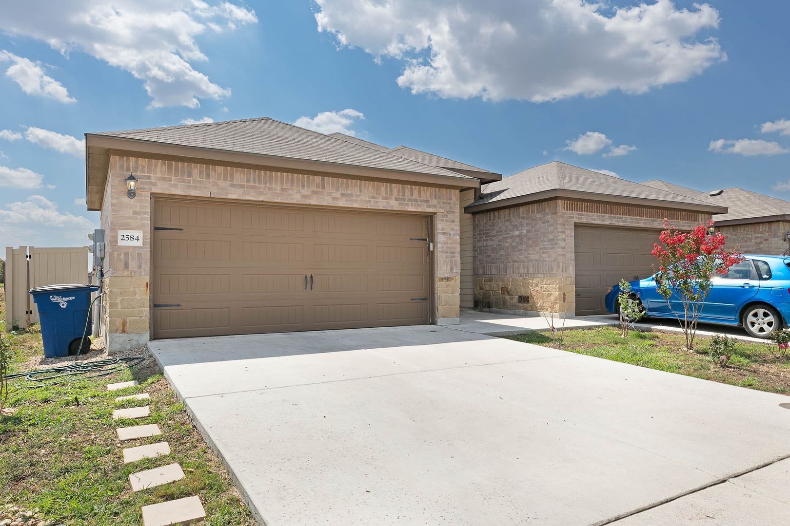 New Braunfels Tx 3 Bedroom With Stained Concrete Floors 2 Car Garage – photo 1