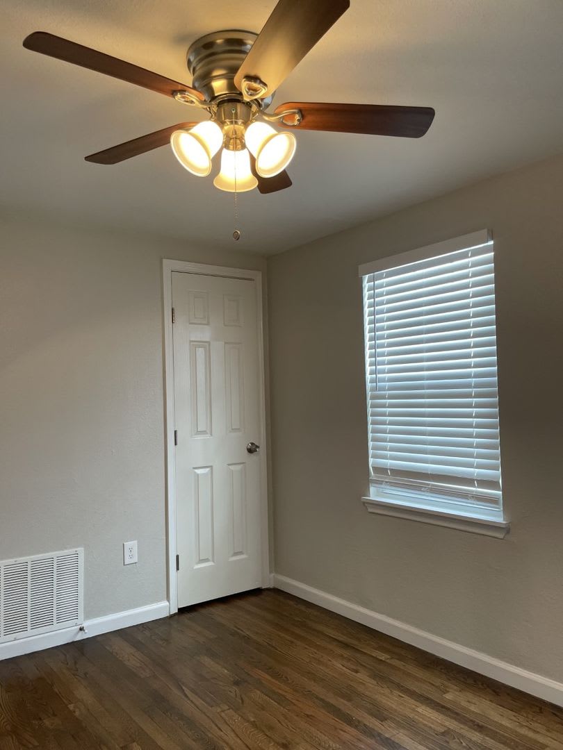 Reduced Deposit And Free Weeks Updated 2Br W Granite Counters Wood Floors Prime Location Near Shopping – photo 4