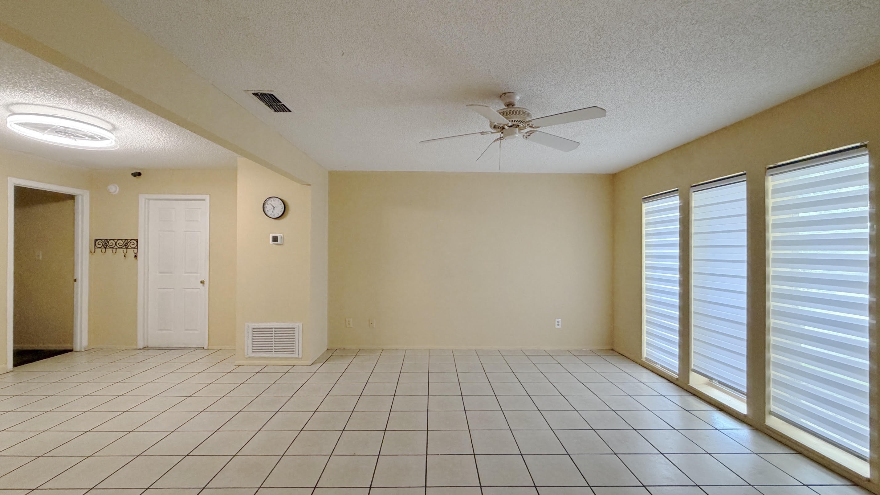 889 Hendry Drive – photo 2