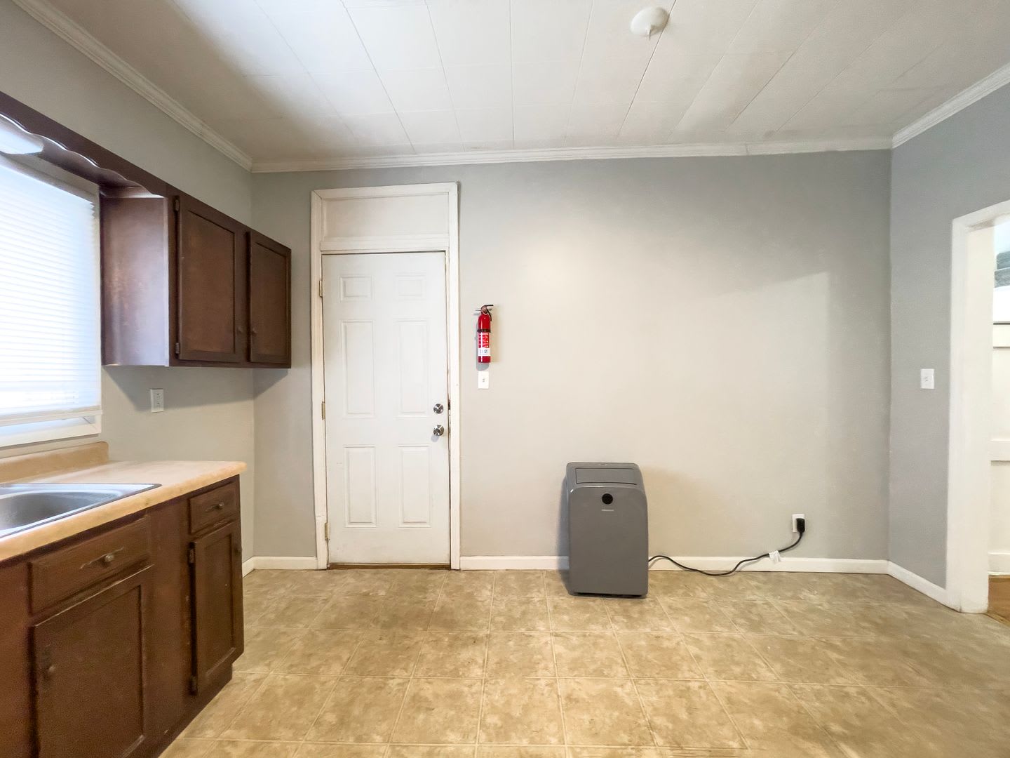 Pet‑Friendly 4BR Walk to Ball State, in unit Washer/dryer and hardwood floors! – photo 3