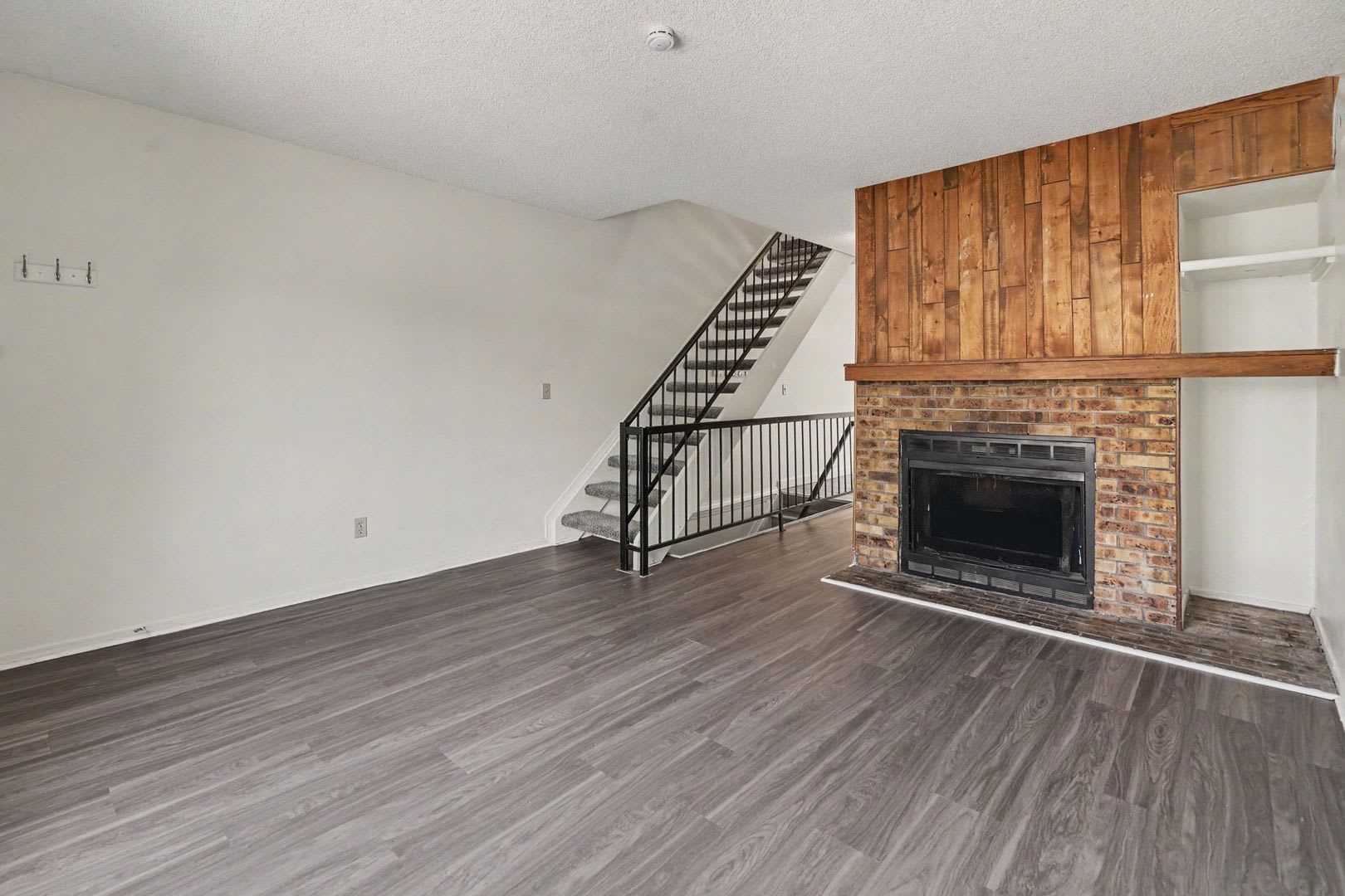 2 Bedroom 1 5 Bathroom Townhome With In Unit Laundry Private Patio Move In Special – photo 4