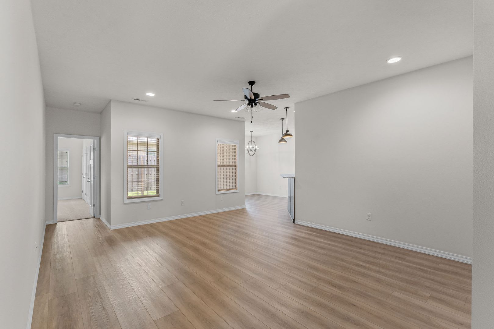 NEW LUXURY 3 BED 2 BATH 2 CAR GARAGE DUPLEX – photo 2