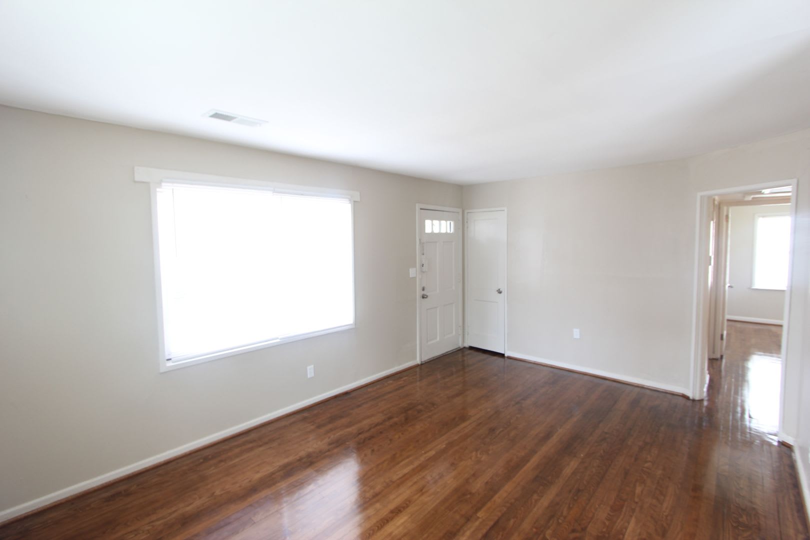 New On The Market! Fresh New Updates!! Better Hurry To See This One!! – photo 3