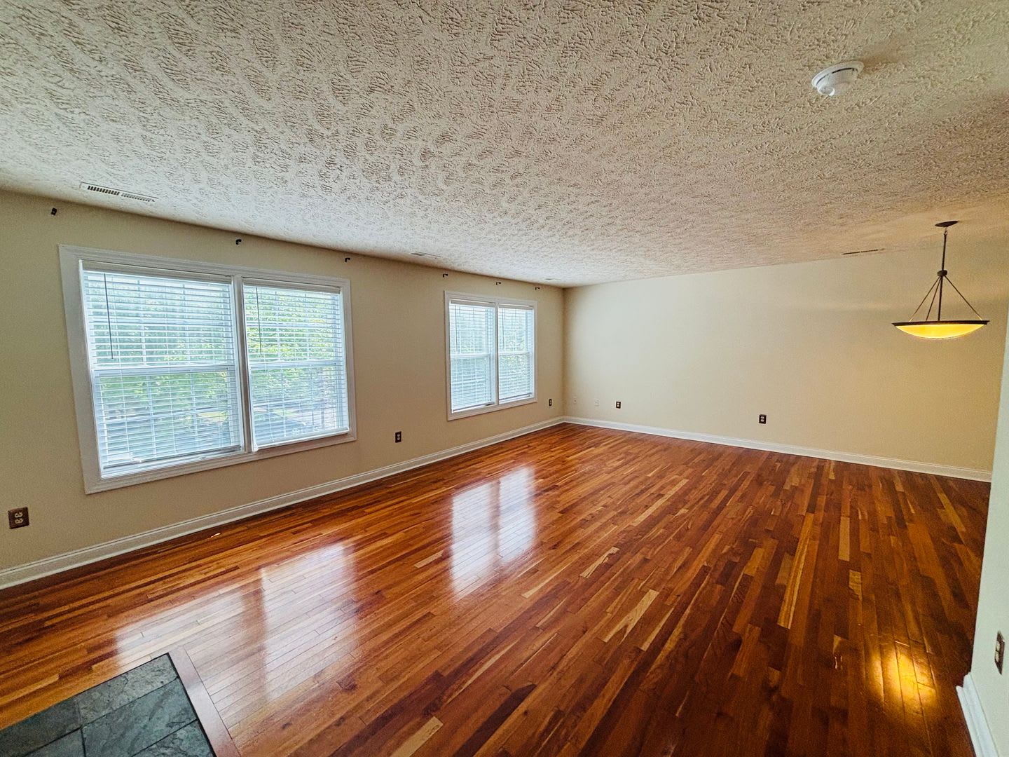 3 Bedroom 2.5 Half Bath Townhouse with 2 Car Garage – photo 3