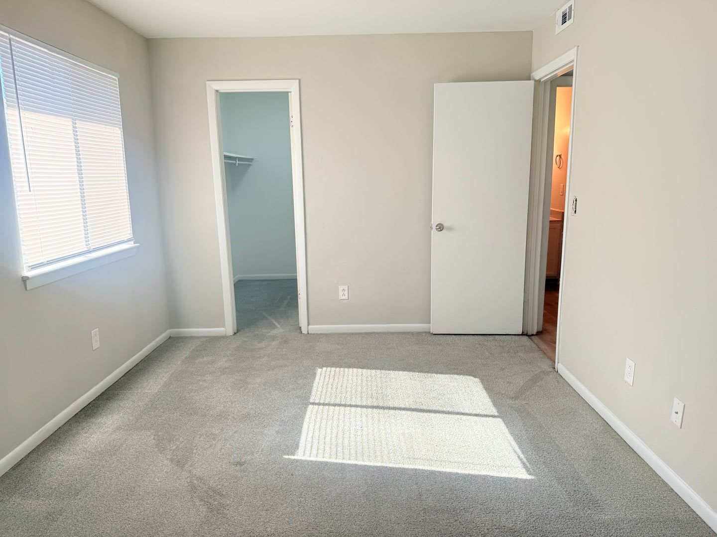 Large 2 bedroom! *** Move in Special*** – photo 4