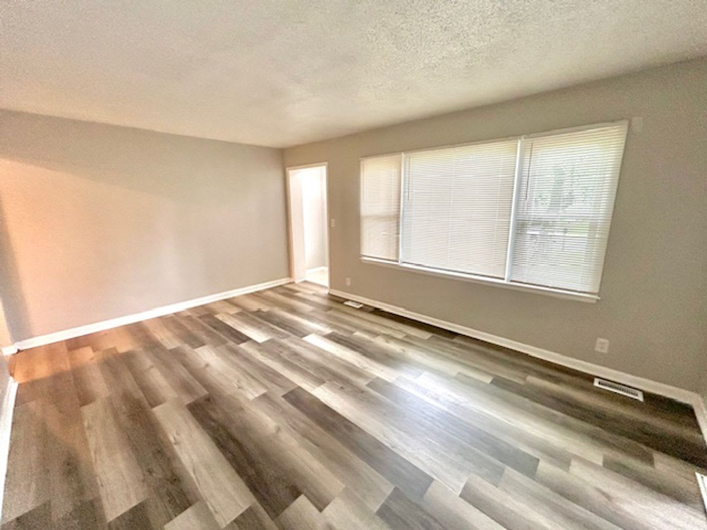Lovely 3 Bedroom 1 5 Bath With Bonus Room Available Now 1350 With A One Year Commitment And The 12Th Month Free – photo 5