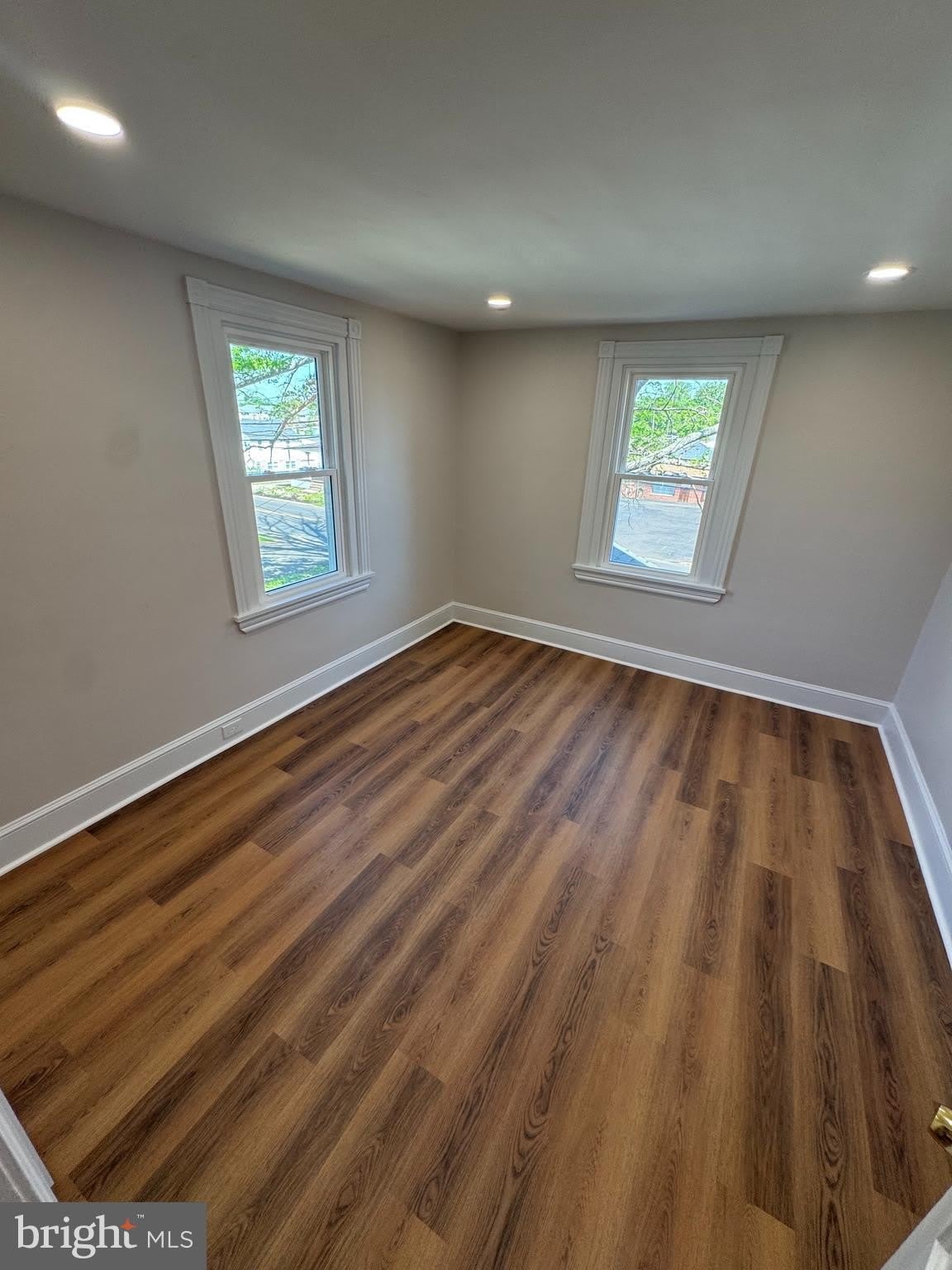 683 KNOWLES Avenue – photo 4