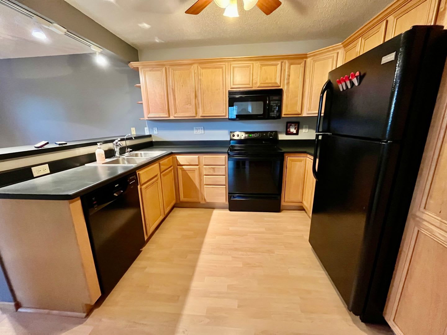 Beautiful 4 Bedroom Townhome! – photo 3