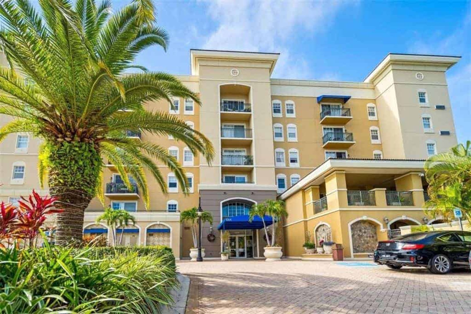 SEASONAL VACATION RENTAL IN THE BROADWAY PROMENADE! AVAILABLE DEC-APRIL 2027 – photo 1