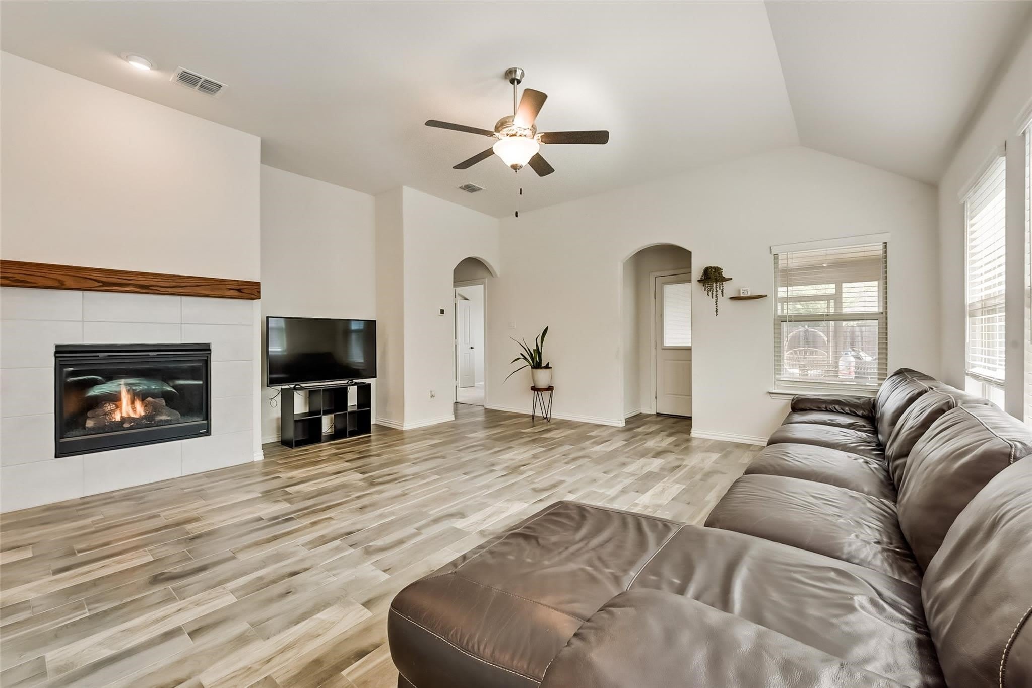814 Bluewood Street – photo 5