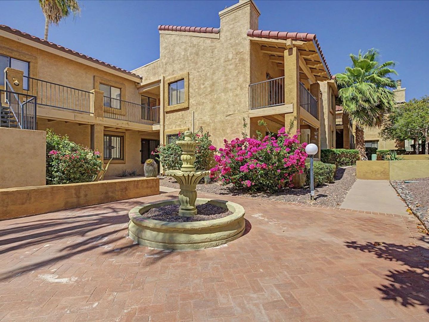 Charming 2 Bed 2 Bath Downstairs Unit With Great Amenities – photo 2