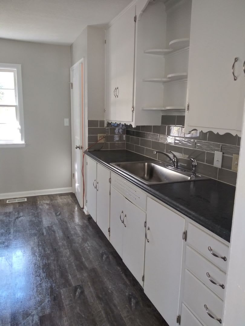 3br 1.5 bath, NEWLY RENOVATED! Garage, fenced back yard, plank flooring – photo 3