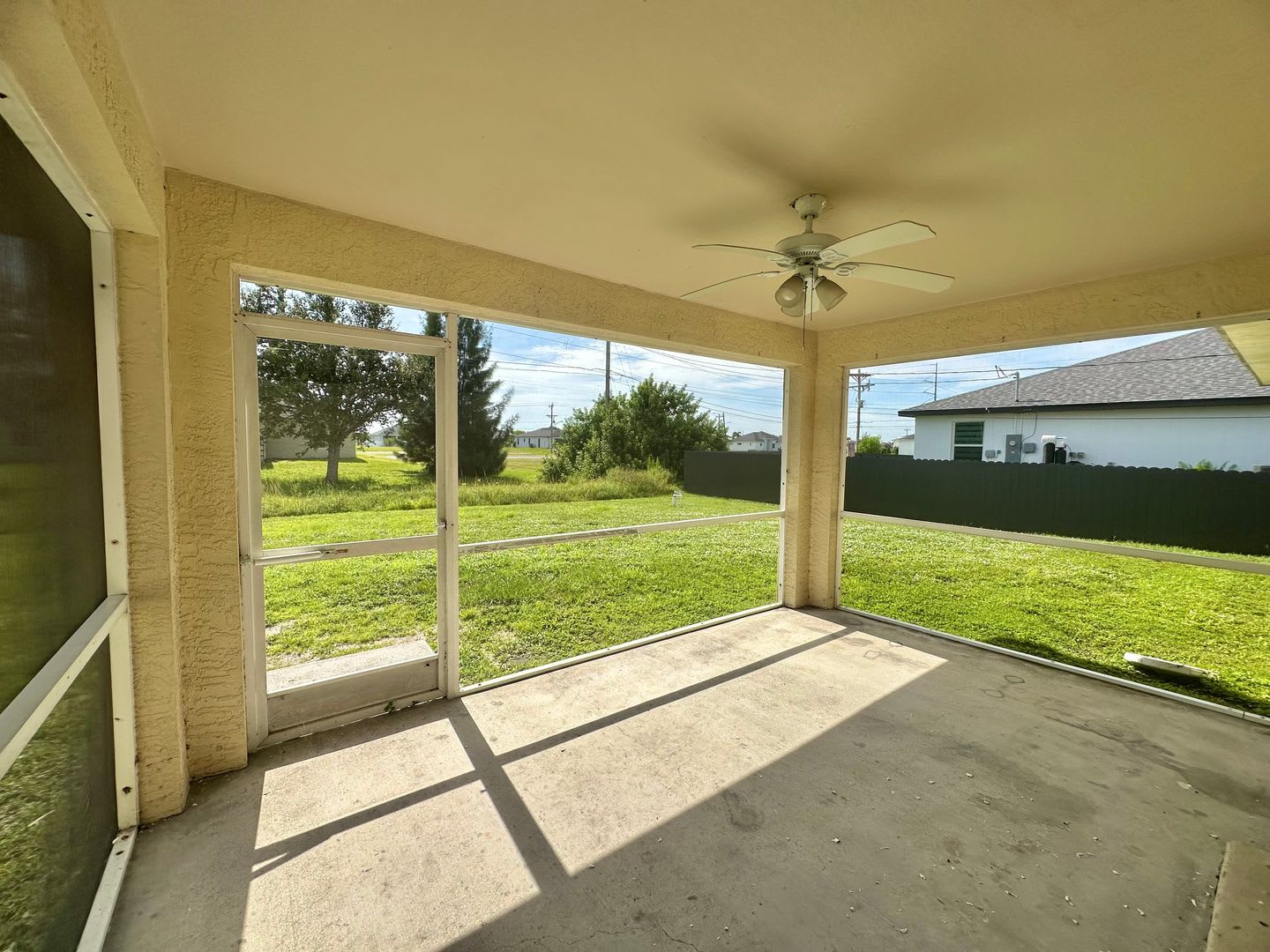 3 Bed 2 Bath with Screened Lanai ** ASK ME HOW TO GET $500 OFF RENT ** – photo 2