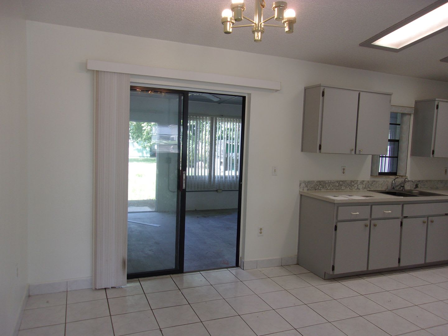 Adorable 3 Bedroom Home with Large Lanai – photo 4