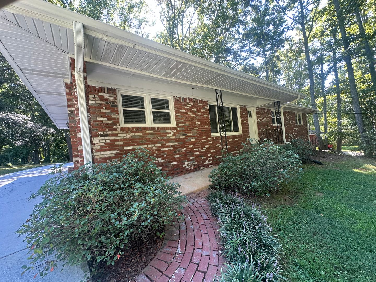 Wonderful 3 Bedroom 2 Bathroom Ranch Style Home! – photo 2