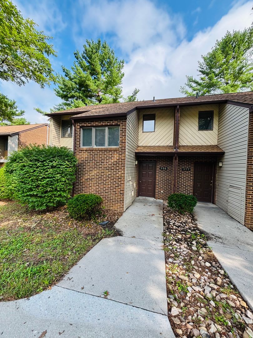 3 Bedroom 2.5 Bath Townhouse – photo 3