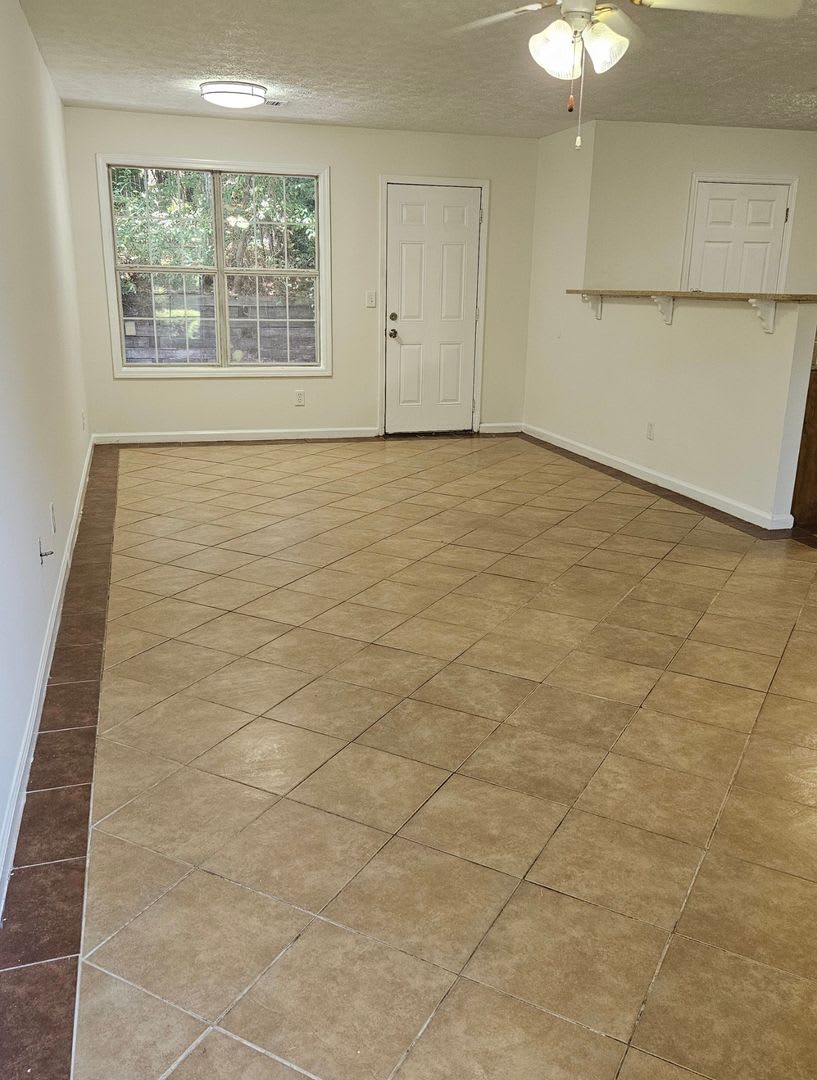 Beautiful 3 bedroom, 2 bath ranch home in Rex – photo 4