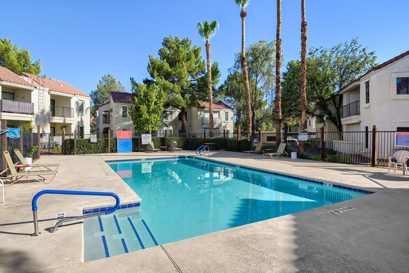 Beautiful 2 Primary Bedroom Downstairs Unit in Gated Community With Pool! – photo 3