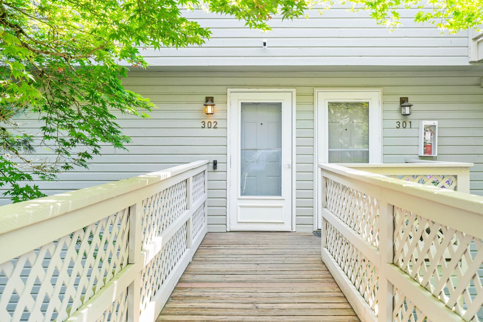 600 Off 1St Month Beautiful Bright 2 Bdrm 2 5 Bath Lake Oswego Condo W D Covered Parking Pool Serene Setting – photo 3