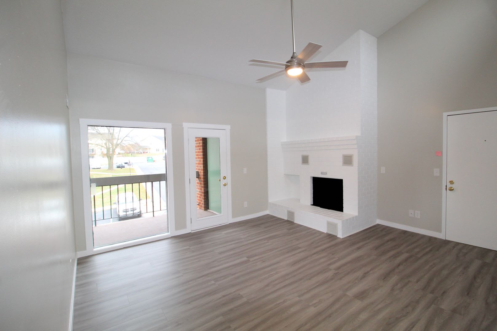 Remodeled 2 bedroom 2 bath condo on the top floor with vaulted ceilings – photo 3