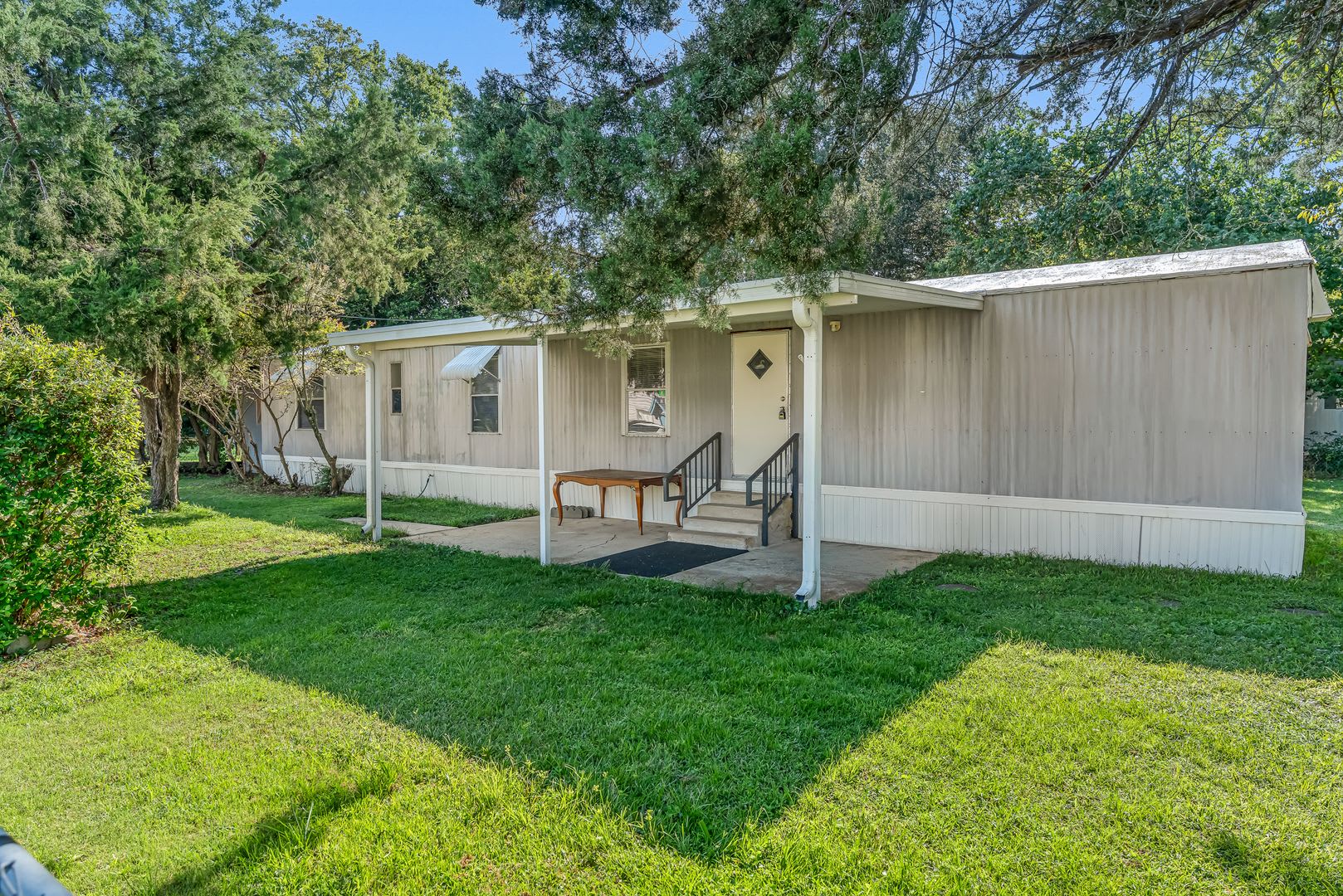 2 Bedroom on Spacious Lot! – photo 2