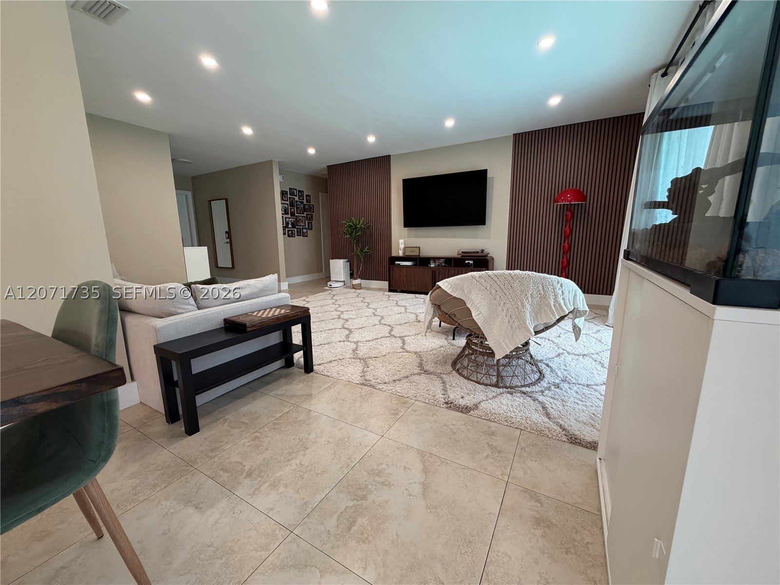 8203 NW 37th St – photo 3