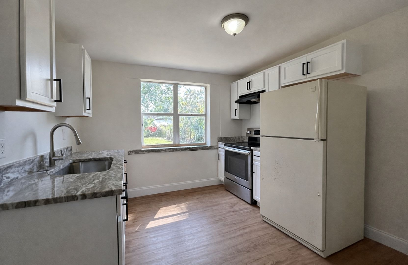 Beautifully Updated Annual Rental Move In Ready Great Location – photo 5