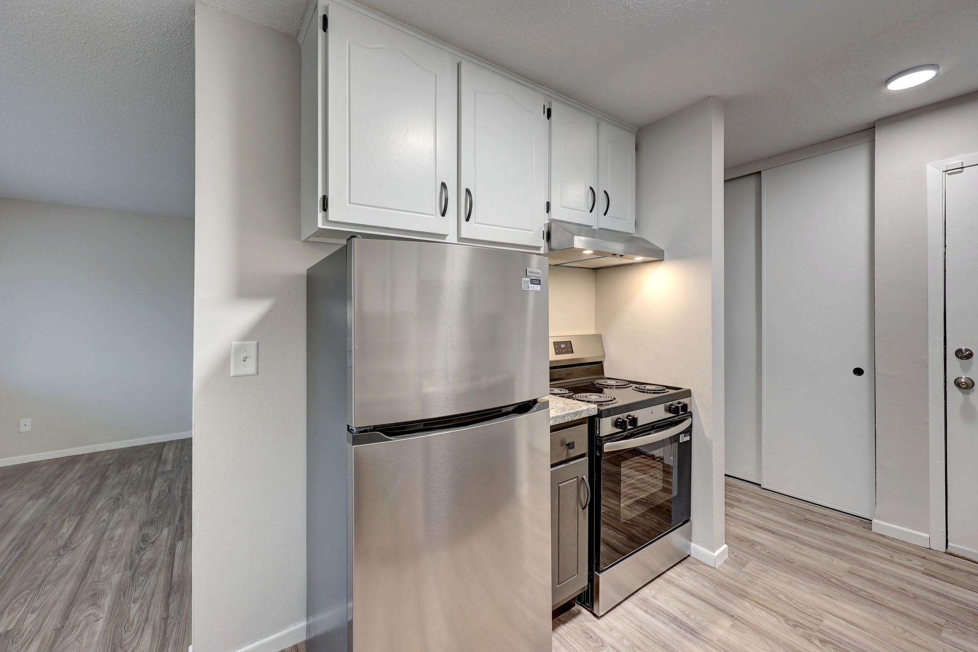 Royal Oaks Apts. – photo 3