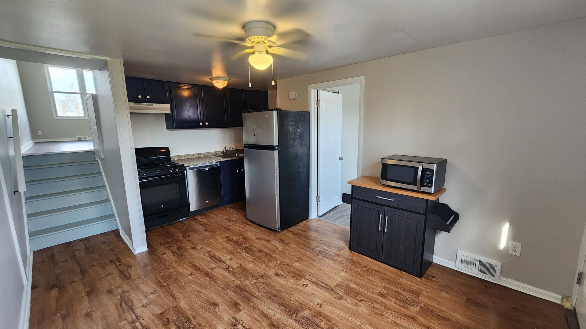 Row home with stainless appliances, central a/c, small pets ok*! – photo 4