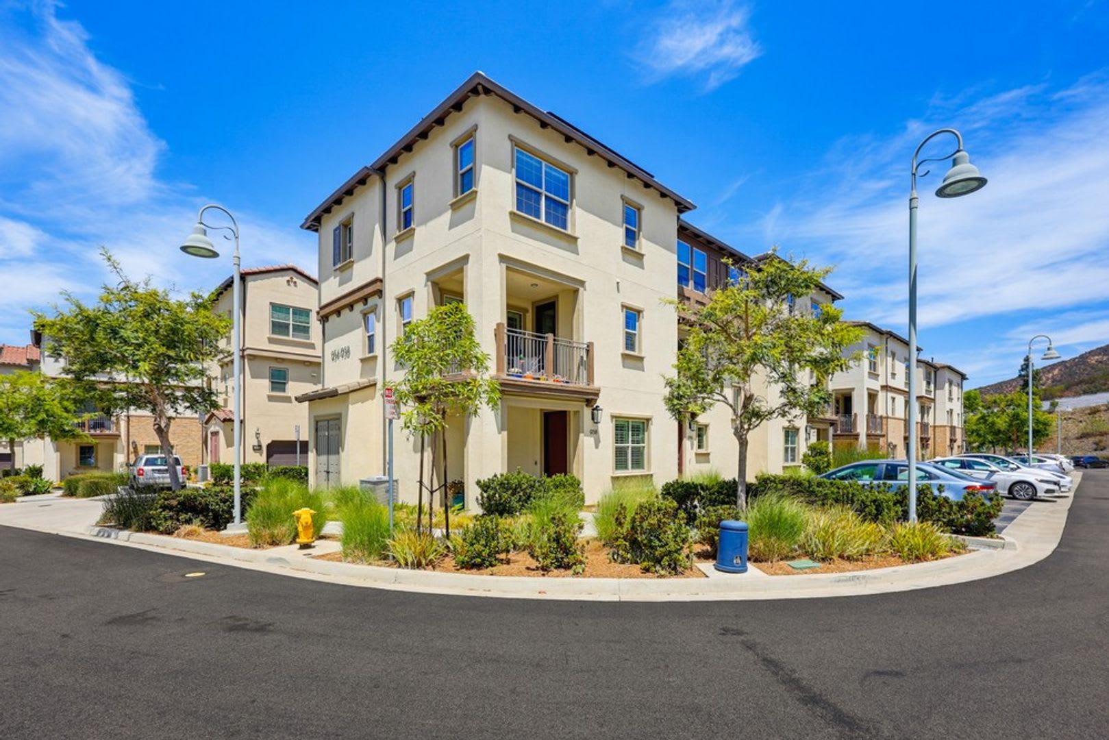 Beautiful 2 Bedroom Townhome Available Now – photo 1