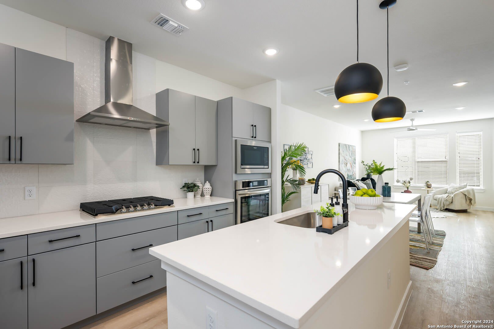 719 E Locust St – photo 1