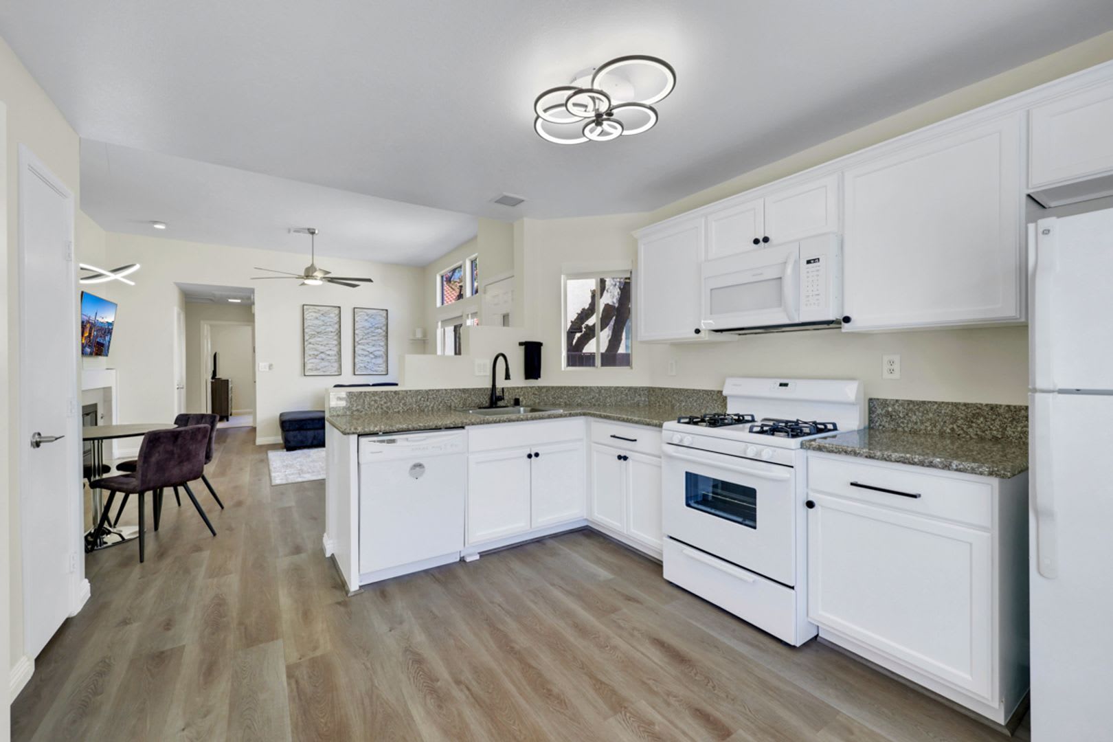 Fully Furnished 2 bedroom Townhome – photo 3