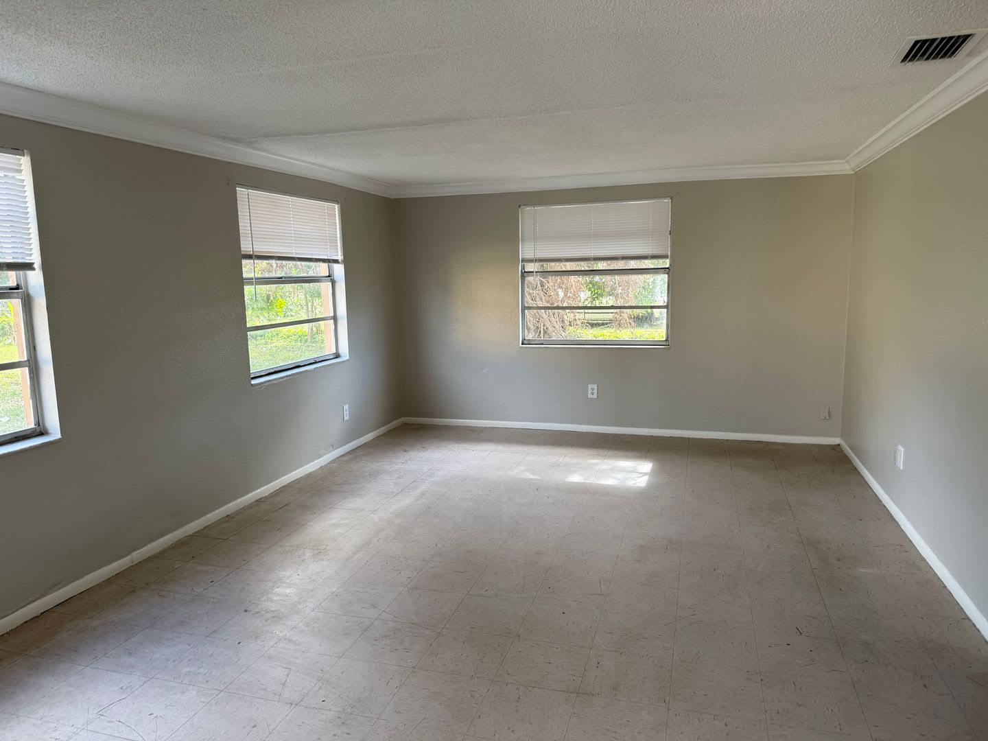 2 bed room 1 bath duplex – photo 2