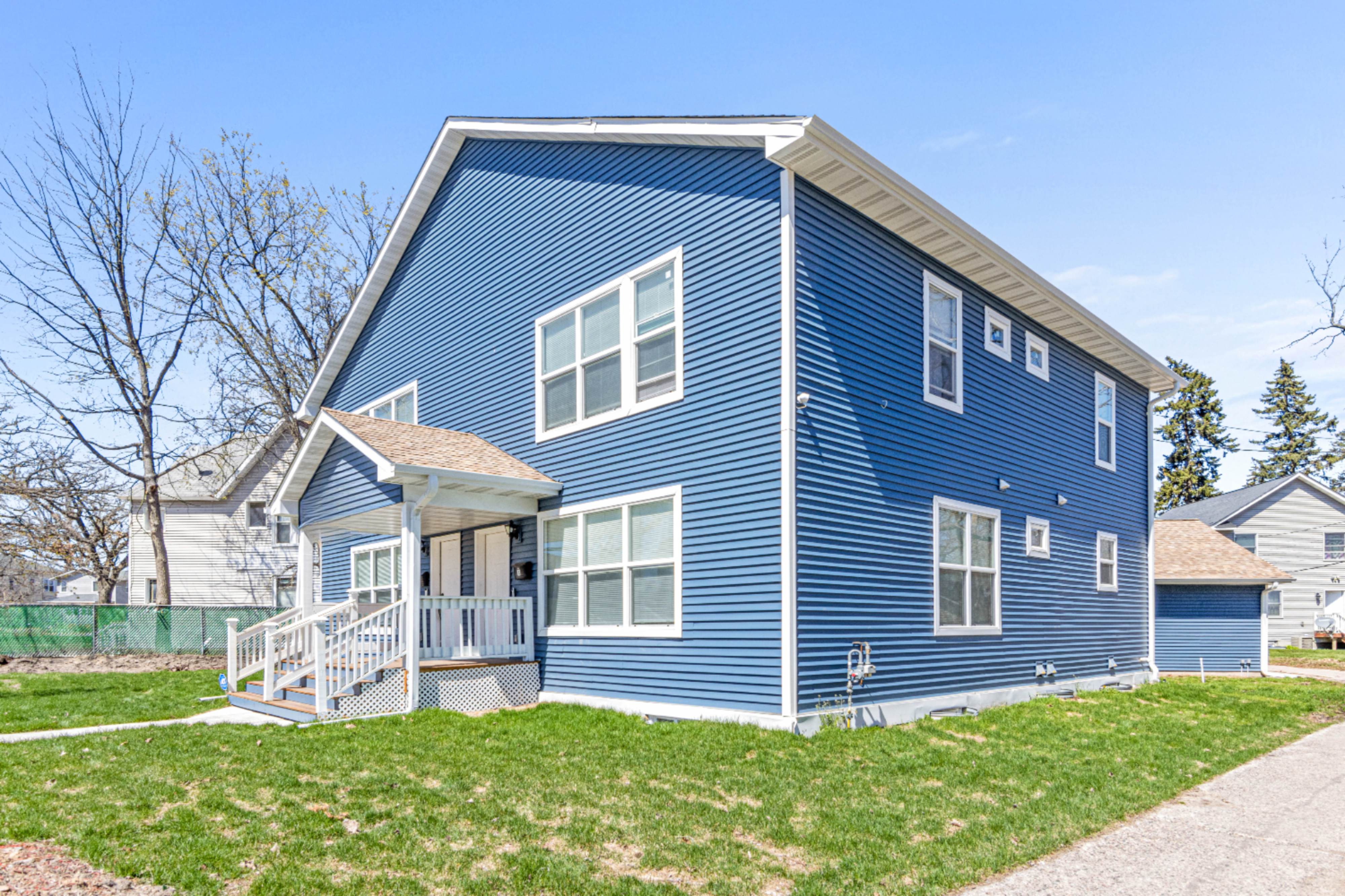 1918 Hillside Avenue North – photo 2