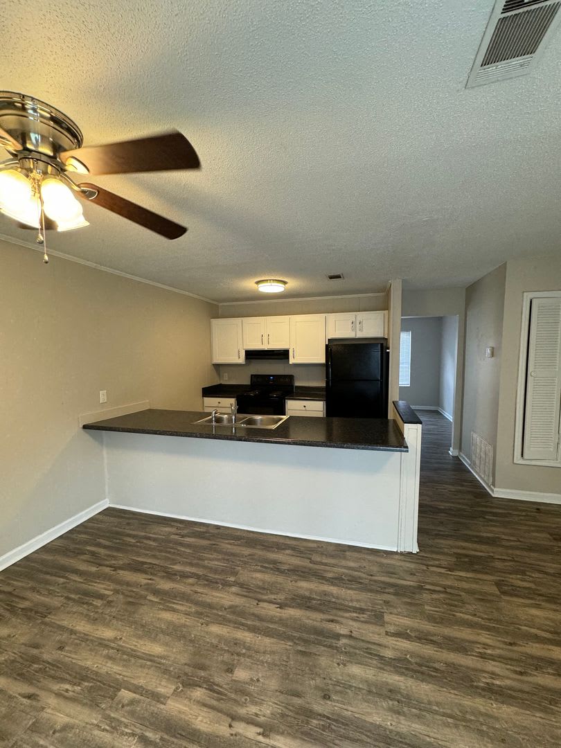 SECTION 8 ACCEPTED Charming 2-Bedroom Home in Hill Place on Walden Drive – photo 3