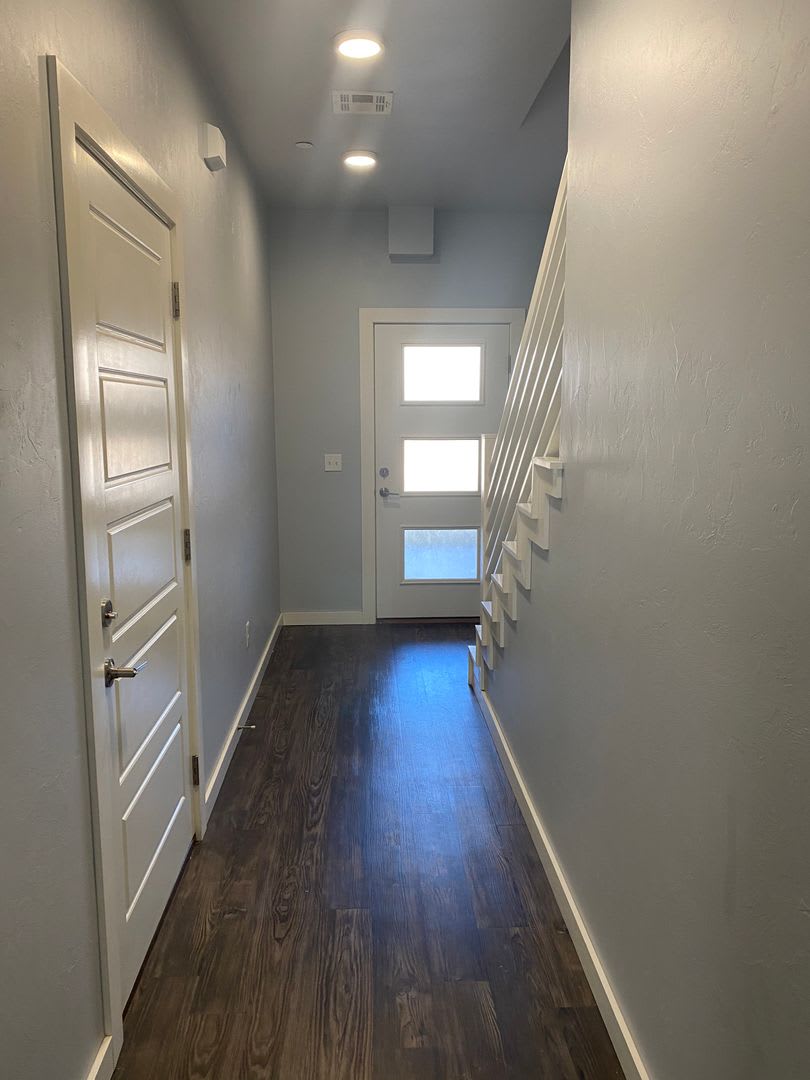 1 2 Off 1St Month 3 Bedroom 2 5 Bathroom 1 Car Garage Fenced Backyard – photo 2
