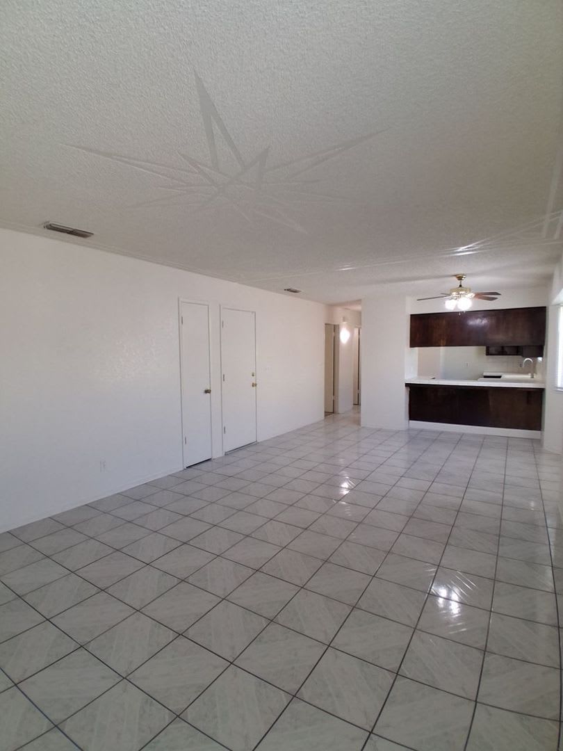 SPECIAL: FIRST MONTH RENT OFF!! Spacious 3 Bedroom With Garage Located On Ashlan & Cornelia! – photo 4